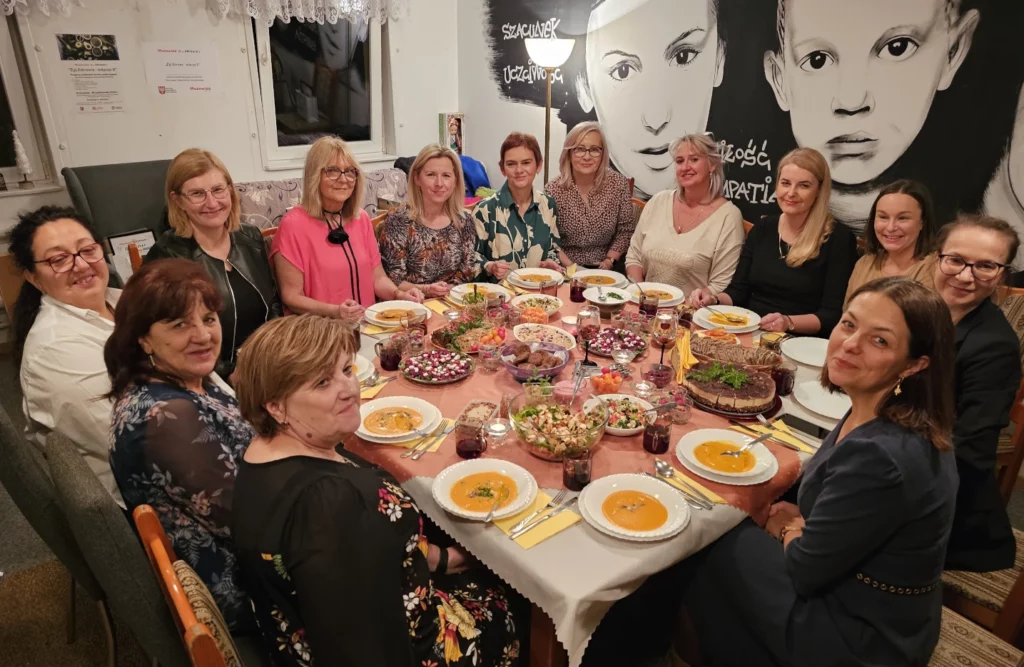 Stół ze zdrowymi potrawami przygotowanymi przez uczestniczki programu „Żyj Zdrowo” w Otwocku.