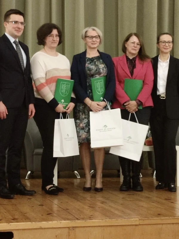 Laureatki z nagrodami na scenie gali „Żyj Zdrowo” w Otwocku.