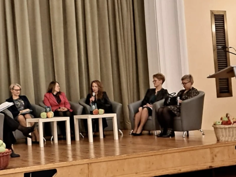 Panel dyskusyjny podczas gali „Żyj Zdrowo” w Otwocku z udziałem uczestniczek dwóch edycji programu.