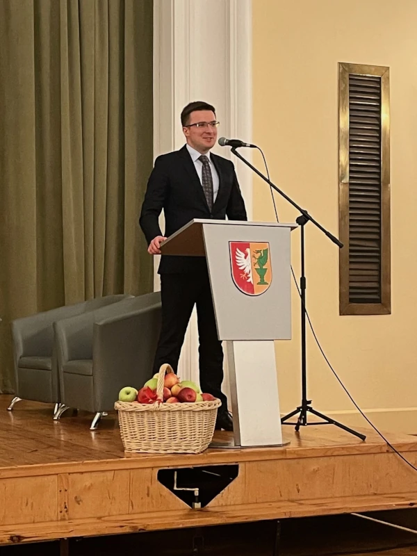 Gala „Żyj Zdrowo” w Otwocku — starosta powiatu otwockiego otwiera wydarzenie na scenie.