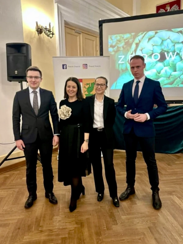 Zakończenie gali „Żyj Zdrowo” w Otwocku — władze powiatu i zarząd Fundacji „W drodze po zdrowie”.