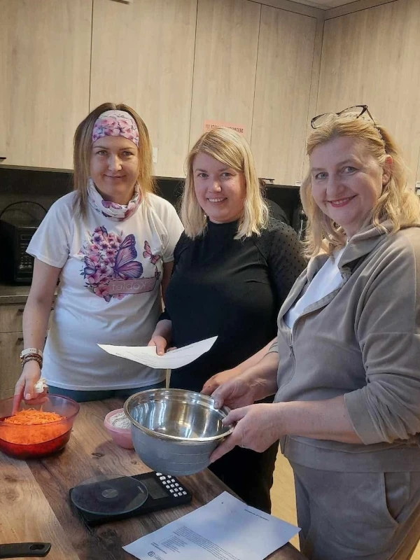 Warsztaty kulinarne programu „Zdrowe Serce” – uczestnicy przygotowują zdrowe potrawy.