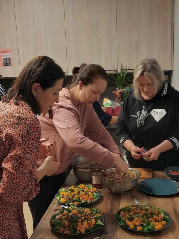 Warsztaty kulinarne programu „Zdrowe Serce” – uczestnicy przygotowują zdrowe potrawy.