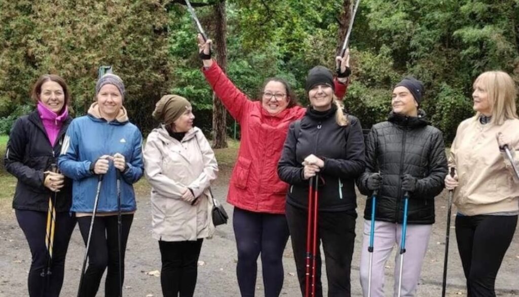 Uczestniczki programu Żyj Zdrowo w Otwocku podczas nordic walking, promujące zdrowy i aktywny styl życia w ramach lokalnych działań prozdrowotnych.