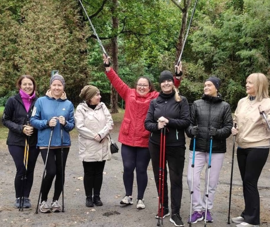 Uczestniczki programu Żyj Zdrowo w Otwocku podczas nordic walking, promujące zdrowy i aktywny styl życia w ramach lokalnych działań prozdrowotnych.